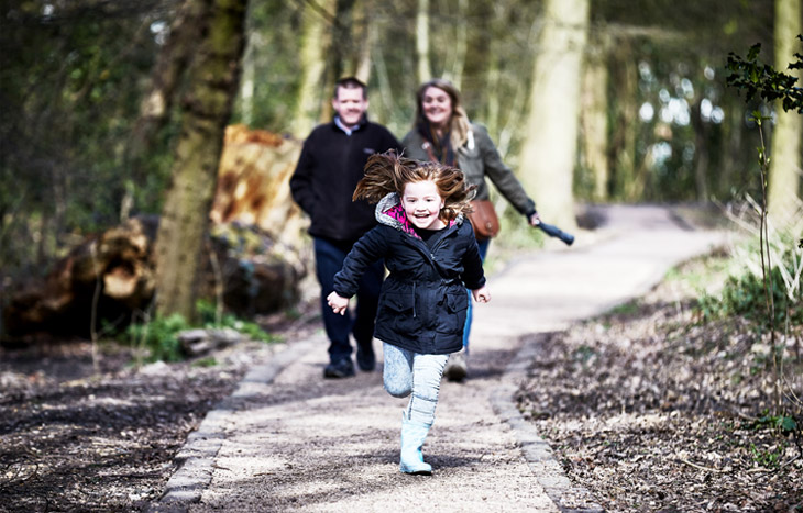 Pige der løber i skov