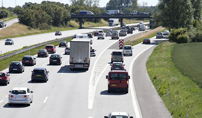 Biler på en motorvej i Danmark.