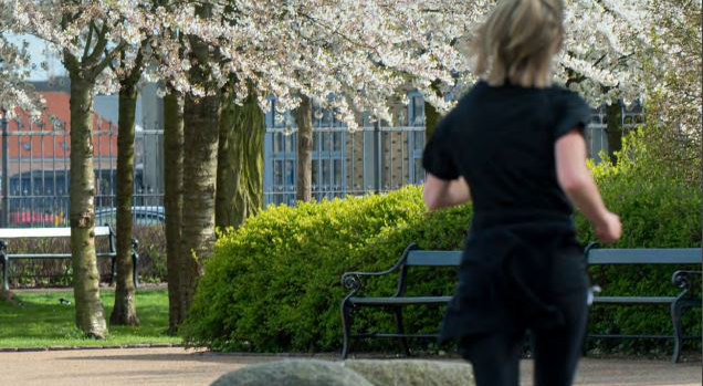 Kvinder, der løber på en forårsdag