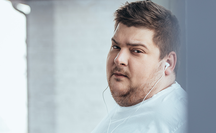 Man kigger direkte ind i kameraet
