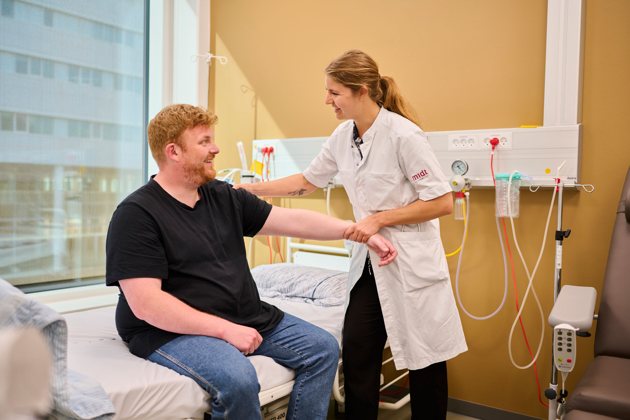 Mand får tjekket skulder ved lægen