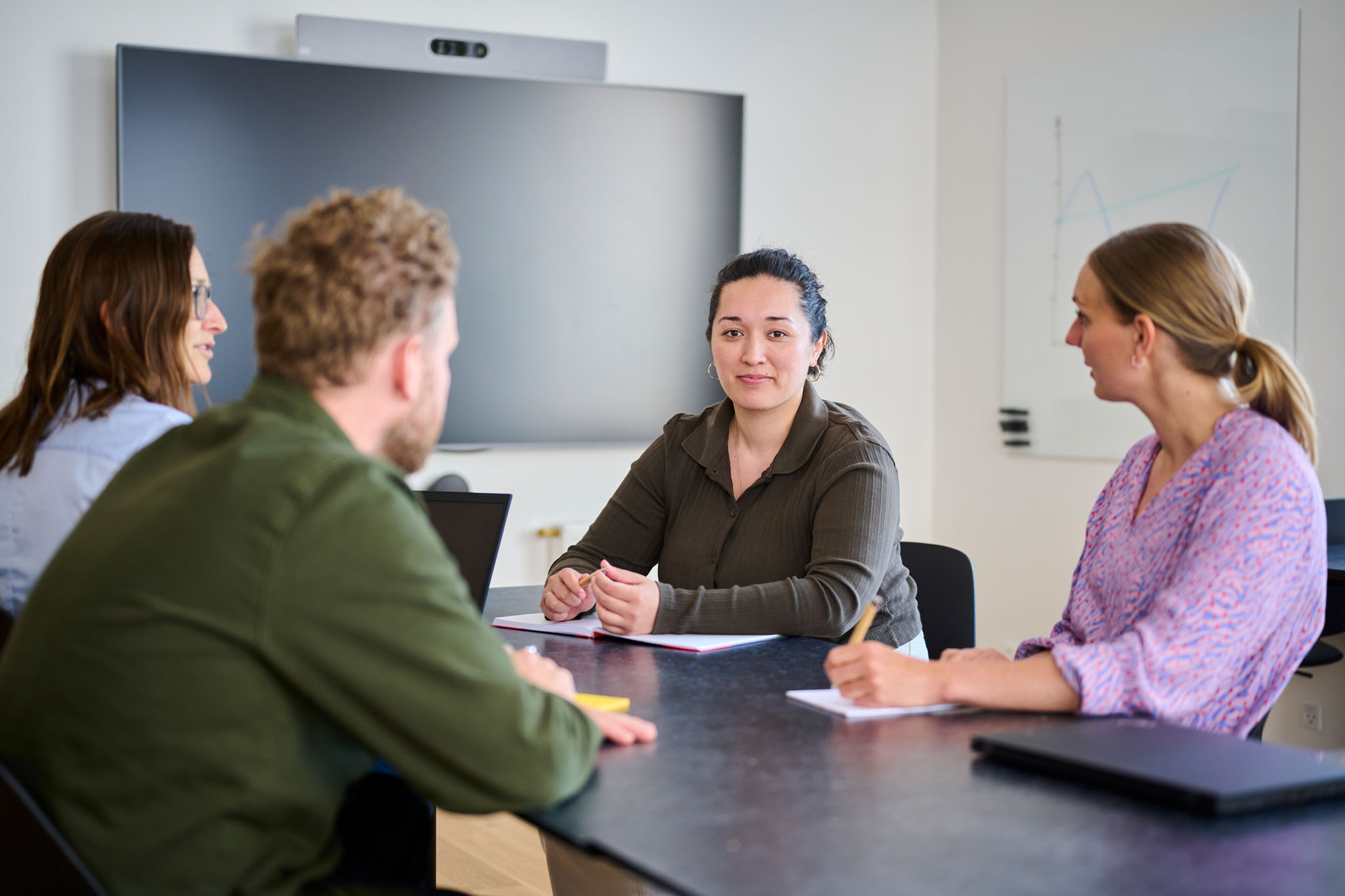 Fire kolleger holder møde.