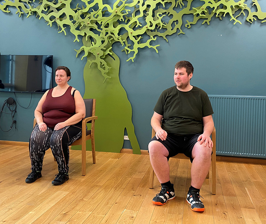 En mand og en kvinder træner